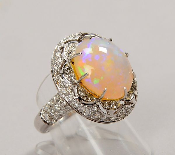 Ring, 585 WG (gest.) mit einzelnem Opal und Diamanten; RG 56, Gew. 12,40 g