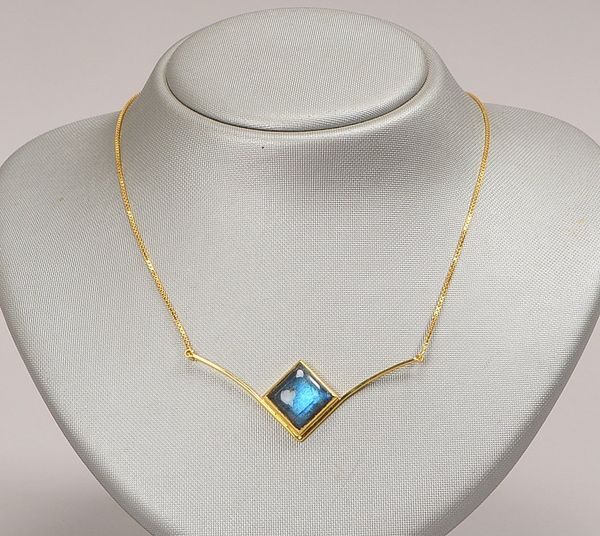 Collier (Goldschmiedearbeit), 750 GG (gest.), mit Labradorit-Cabochon; Gew. 9,50 g