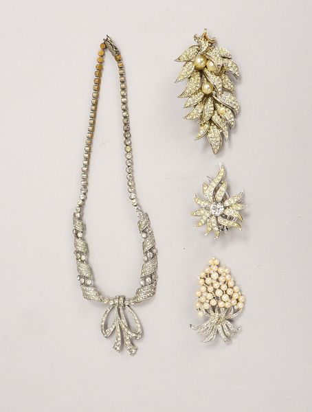 Strassschmuck (England, 1950er/1960er J.), teils signiert: 1 Halskette, und versch. Broschen