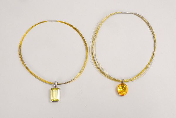 2 Halsketten: 2x Citrin-Anhänger in 925 Silber-Fassung, an 2-farb. Silberdraht-Kette