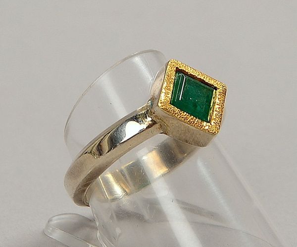Designerring (Goldschmiedearbeit), 925 Sterlingsilber (gest.) und Gold, mit Smaragd