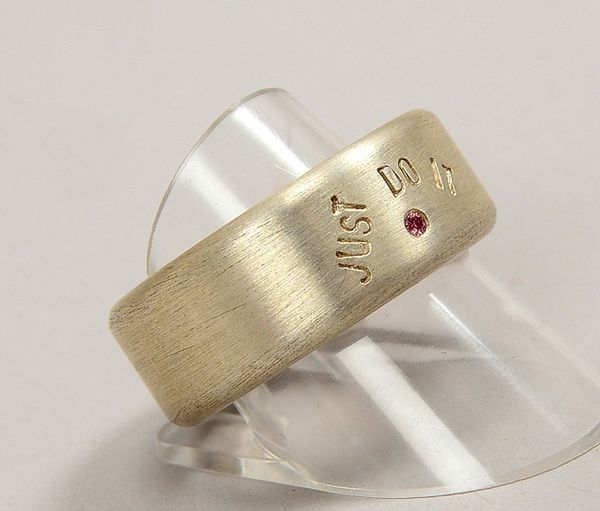 Designer-Bandring (Goldschmiedearbeit), 925 Sterlingsilber (gest.), kl. Schmuckstein/Gravur