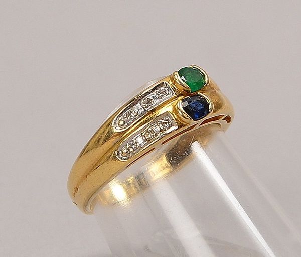 Ring, 585 GG (gest.), besetzt mit Saphir und Smaragd sowie 6x kleinen Diamanten