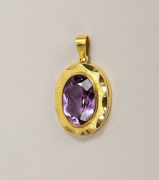 Anhänger, 585 GG (gest.), besetzt mit einzelnem Amethyst, Stein im Ovalschliff