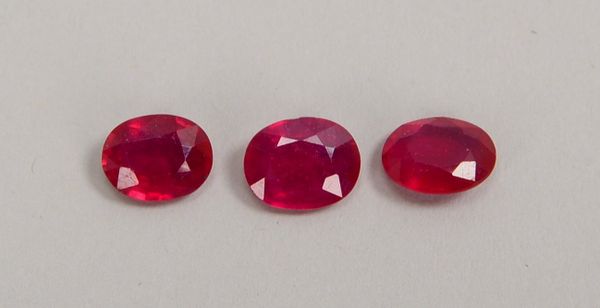 3 natürliche Rubine (Mosambik), ca. 10,60 ct, facettierte Steine im Ovalschliff - behandelt!