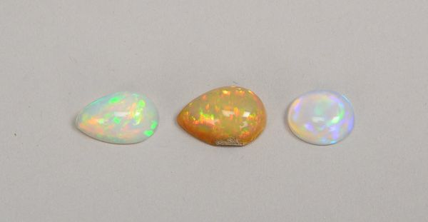 3 Opale/zusammen 12,90 ct, ovale und tropfenförmige Steine im Cabochonschliff