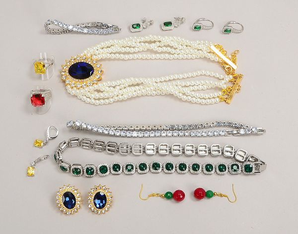 Modeschmuck-Konvolut: 3x Colliers, Armband, 2x Ringe, und 5x Ohrschmuck