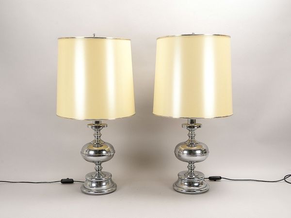 Paar gr. Tischlampen, 2-fl., Stand verchr. Metall, heller Schirm, Schnurschalter; Höhe 88 cm