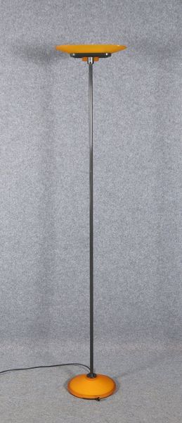 Arteluce-Stehleuchte, 'Jill A380', Metall und orangef. Glasschirm/Fuß, Entw. P. King et al.
