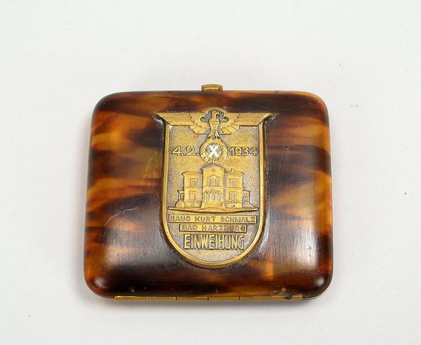 Zigarettenetui ('III. Reich'), Bakelitgehäuse, Bronzeplakette mit Widmung