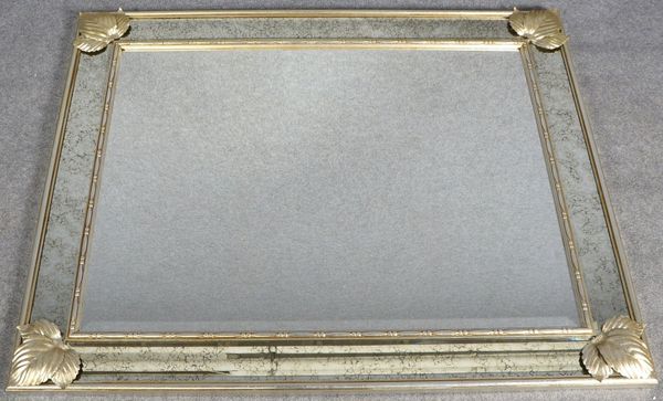 Wandspiegel, facettiertes Glas, florale Metall-Applikationen, mit Spiegelbordüre