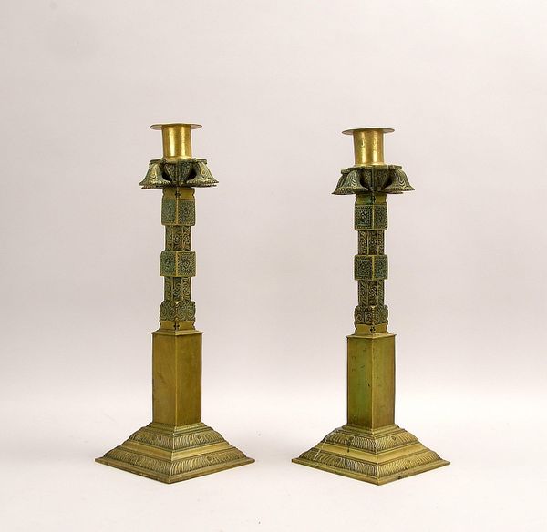 Paar Tischkerzenleuchter (orientalisch?), 1-fl., schwere Bronze, ornamentales Dekor