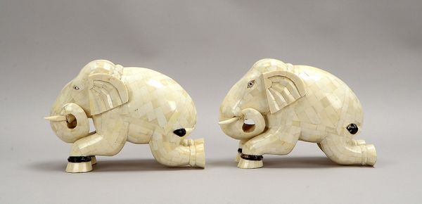 Paar dekorativer Skulpturen (Indien) 'Weiße Elefanten', Mosaikarbeit, Knochen