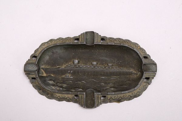 Tischascher (Art déco), Weißmetall, mit Reliefdekor, 'Le Paquebot, Normandie'