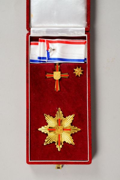 'Internat. Kreuzorden II. Kl.', mit Bruststern und Kleindekoration, im orig. Etui