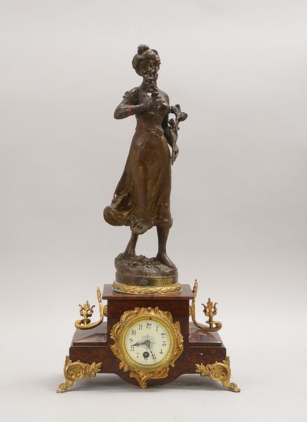 Figürl. Kaminuhr, Messingw., Marmorgeh. mit Zinkguss-Fig., Emaille-Ziffenbl., sign./bez.