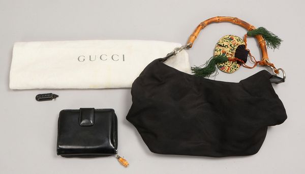Gucci-Handtasche und Geldbörse, 'Hobo', schw. Nylon/Lackleder und Bambus
