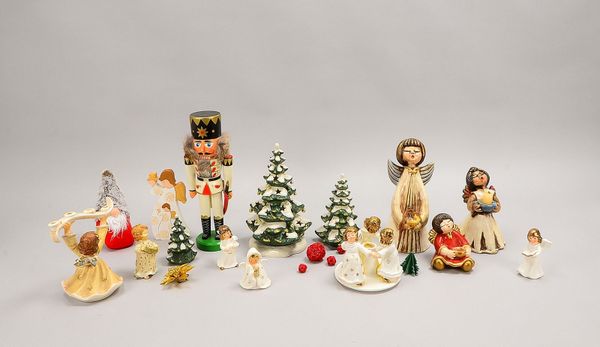 Weihnachtl. 'Engelsfiguren'/'Bozener Engel', 'Tannenbäume', 1 Erzgeb.-'Nussknacker'