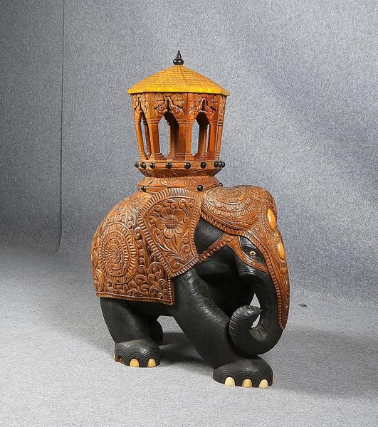 Holzskulptur, 'Elefant mit Pagode', massiv, teils relief., 2-farbig - schwer!; Höhe 106 cm