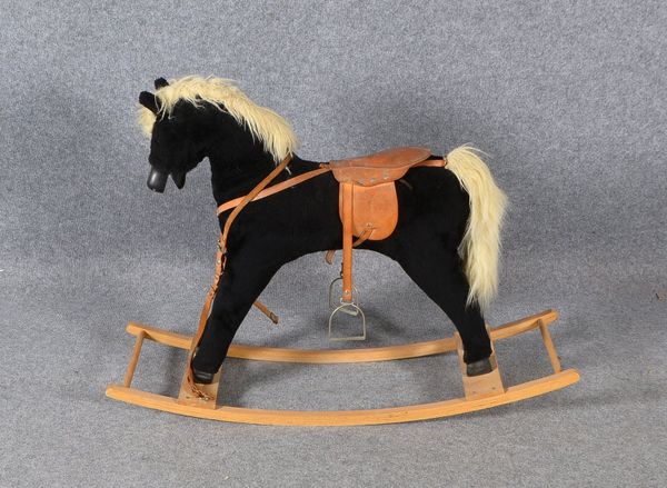 Vintage-Schaukelpferd (1980er J.), Holz, mit Schafwolle/Plüsch, Ledersattel; Sitzhöhe 60 cm