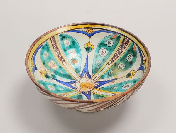Fußschale (Marokko, 19. Jh.), Fayence, polychr. Dekor ('Schildkröten'); Höhe 10 cm, Ø 21 cm