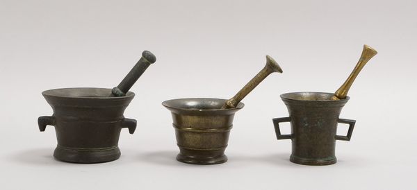 3 Bronzemörser, versch. Ausf., jew. mit Pistill; Höhe bis 10 cm, Länge Pistill: bis 19 cm
