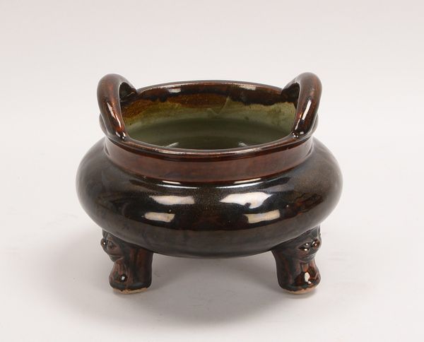 Räuchergefäß (China, Qing-Dynastie), Steinzeug mit schwarzer Glasur, auf Tripod