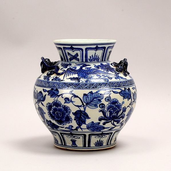 Porzellanvase (Sechs-Zeichen-Marke im Doppelring), blaues Unterglasurdekor, 2x Applikation