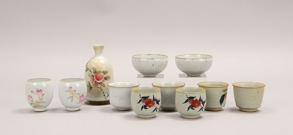 Tassen-Konvolut (China), Steinzeug glasiert, teils florales Dekor, 5 Paare, 1 Flasche