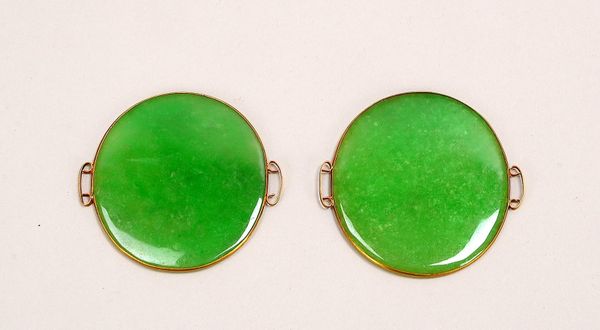 Paar Gürtelschnallen/-Teile (China), jeweils besetzt mit grüner Jade-Scheibe; Ø 5,5 cm