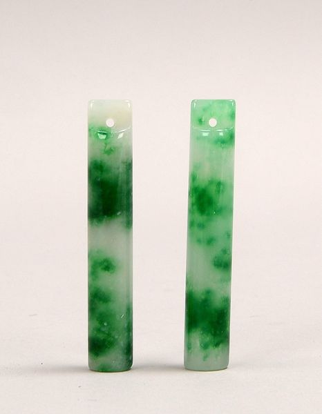 2 Fächergriffe (China), Jade, zylindrische Form, jeweils mit einzelner Durchbohrung