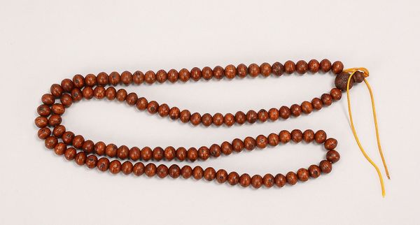 Buddhistische Gebetskette (Nepal), sogenannte 'Buddha-Augenperlen'; Länge 110 cm