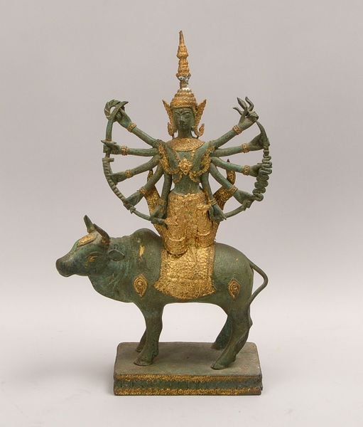 Bronzeskulptur (Indonesien), 'Gottheit auf Büffel' - 5-armige Figur, grün/goldfarben