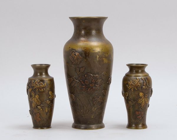 3 antike Vasen (China), Bronze, versch. Ausf., reliefierte Ornamente/florale Motive