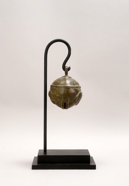 Bronze-Glocke (Indien), mit figürlichem Dekor ('Elefanten'), Glocke im Ständer; Ø 12 cm