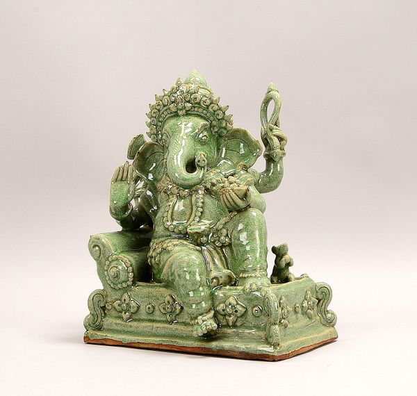 Keramikskulptur (Indien), 'Ganesha' - mit Handattributen und kl. Rattenskulptur