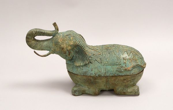 Deckelgefäß (Indien), Bronze, 'Elefant', mit grüner Patina; Höhe 24 cm, Länge 38 cm