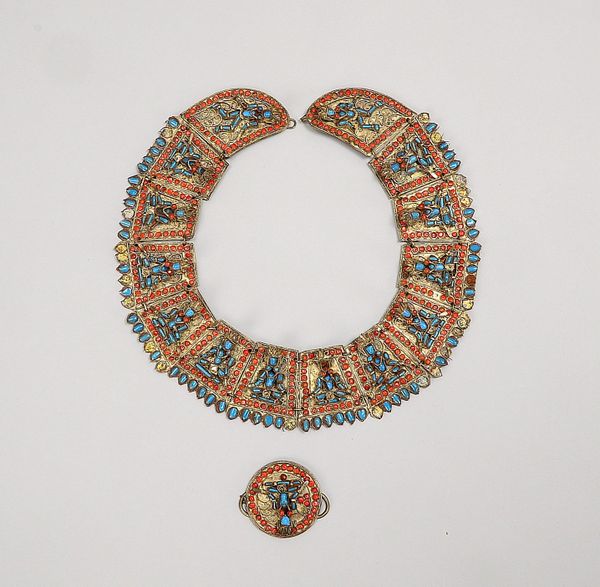 Prunkcollier (Tibet), Weißmetall, mit figürlichem Türkis- und Korallenbesatz