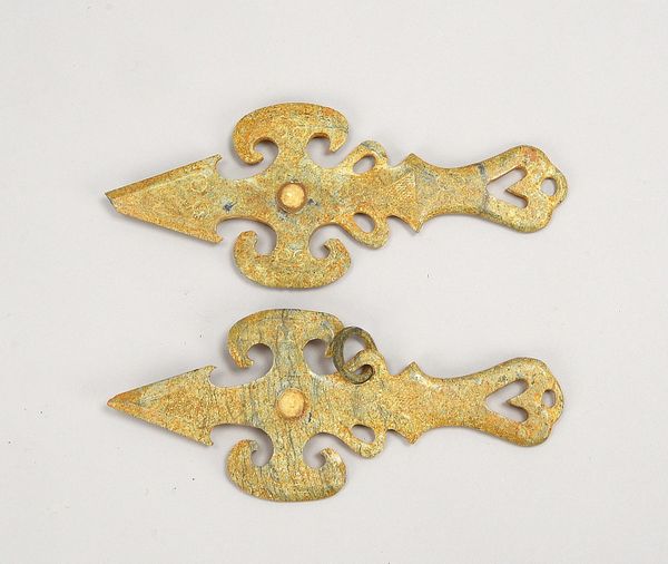 Paar Sammler-Amulette (China), Jade, archaische Form mit feiner Ziselierung