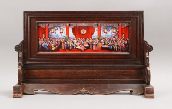 Tischaufsteller, Rosenholz-Rahmen, 'Ausruf der VR China, 1949'; Maße 41 x 64 cm