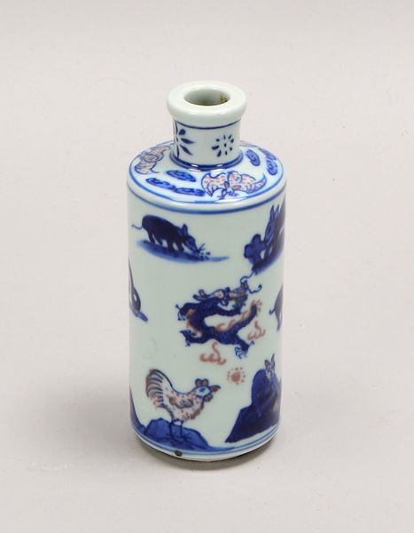 Porzellanvase (China), umlaufend Unterglasur-Motive in Blau (Tierdarst.); Höhe 15,5 cm