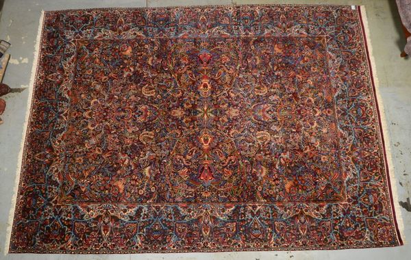 Kirman-Lavar, violetter Fond mit Blüten- und Rankenmotiven, ringsum komplett, guter Zust.