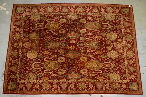 Tetex, stilis. Täbris-Motive auf weinrotem Grund, ringsum gekettelt; Maße 403 x 298 cm