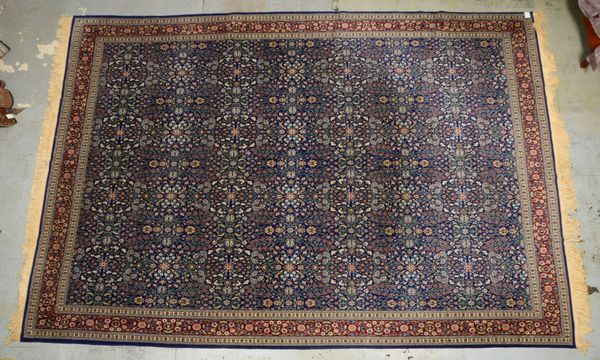 Hereke (Türkei), mittelfeine Kn., auf blauem Grund floral durchgem. - guter Zust.