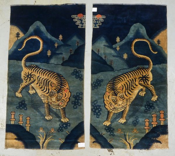 2 antike Pao Tao-'Tigerteppiche', Wolle auf Baumwolle, spiegelgleich; Maße je 180 x 95 cm