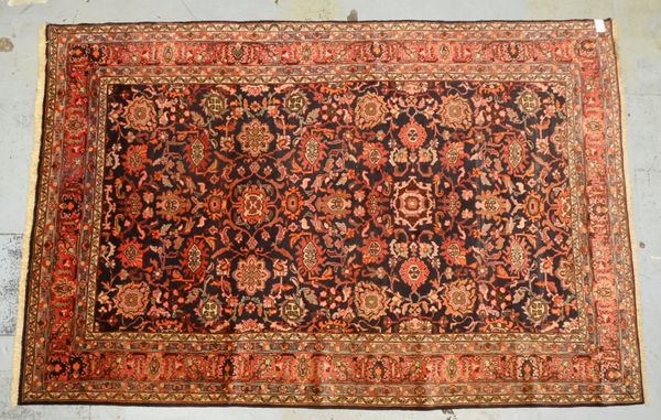 Malayer, ringsum komplett, Flor in insgesamt gutem Zustand; Maße 332 x 215 cm