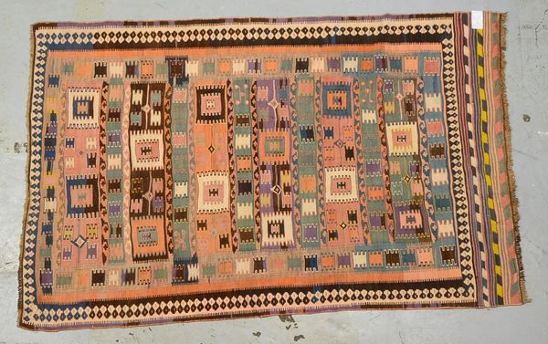 Kelim, in insgesamt guter Erhaltung; Maße 221 x 137 cm