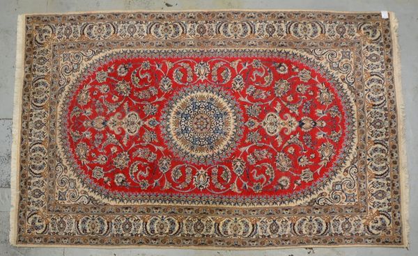 Nain, feste Knüpfung, dichter Flor - in insgesamt guter Zust.; Maße 305 x 191 cm