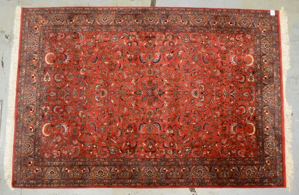 Isfahan (Indien), mittelfeine Knüpfung, hochflorig - guter Zust.; Maße 305 x 209 cm