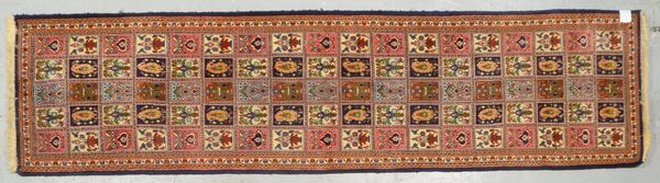 Orientgalerie (Iran), mittelfeine Kn., Feldermuster, hoher dichter Flor; Maße 298 x 76 cm
